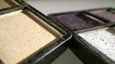 Son derece yakın plan, detaylı. Kullanılmış kozmetik içeren palet