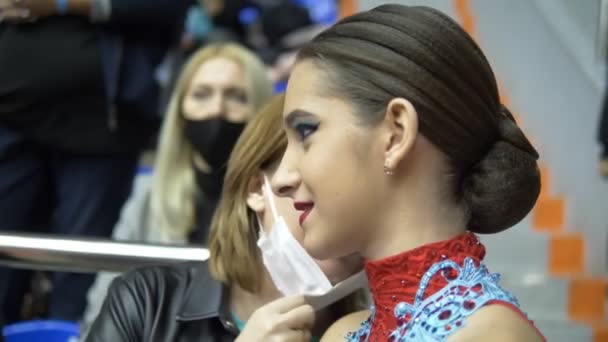 Танцовщица разговаривает с тренером после выступления на соревнованиях — стоковое видео