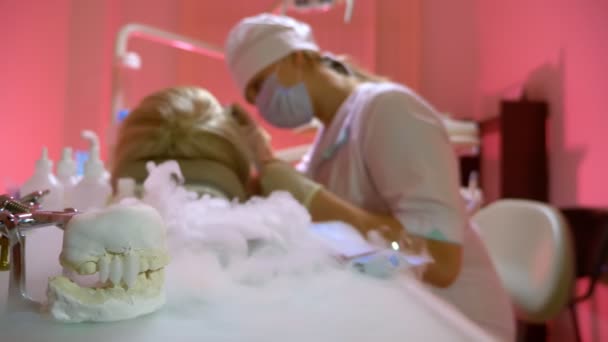 Blurred background. dentist tools in smoke on the background of a working dentist — Stok video
