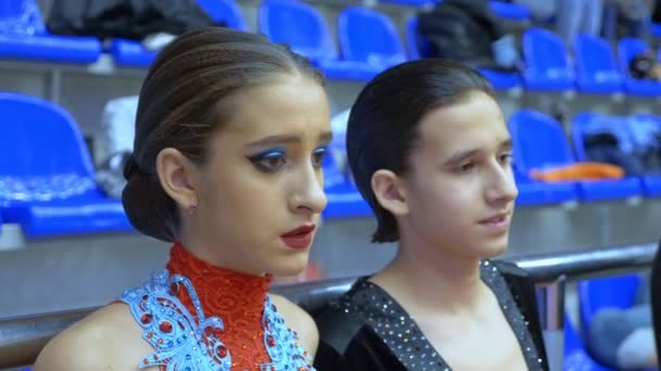 Retrato. casal de dançarinos de salão à espera dos resultados da competição — Vídeo de Stock