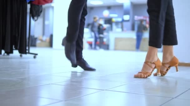 Pies de bailarinas de salón en ropa casual y zapatos profesionales — Vídeos de Stock