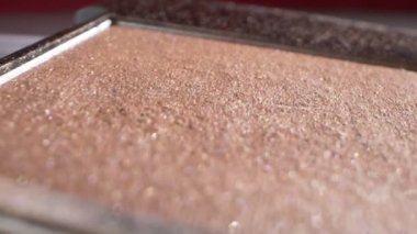 Aşırı yakın plan, detaylı. bir palette fosforlu ve bronzlaştırıcı