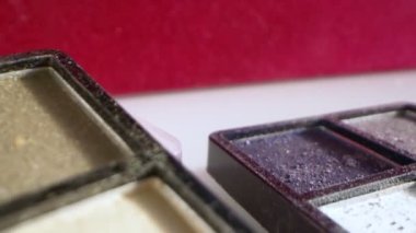 Son derece yakın plan, detaylı. Kullanılmış kozmetik içeren palet