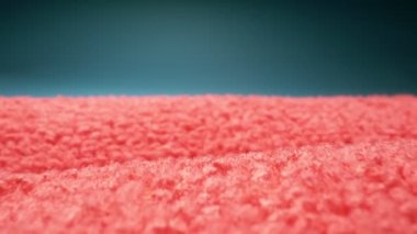 Aşırı yakın plan, detaylı. mavi arka planda çok renkli temizlik bezleri