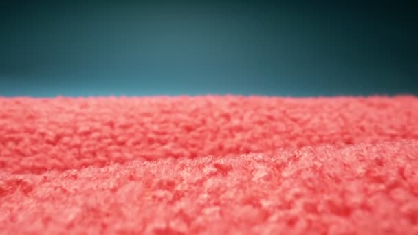 Extreme close-up, gedetailleerd. veel veelkleurige schoonmaaklappen op een blauwe achtergrond — Stockvideo