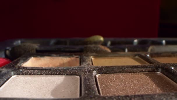 Extremamente close-up, detalhado. paleta com cosméticos usados — Vídeo de Stock
