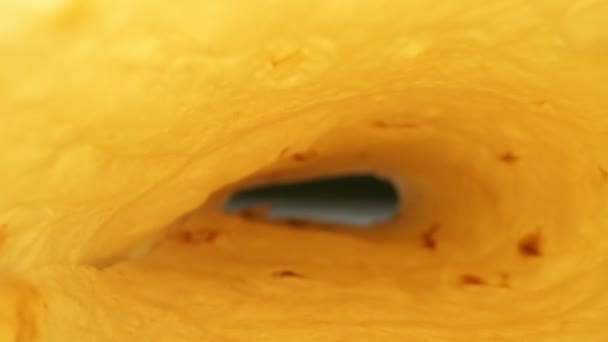 Vista del interior de la lavash fina preparada enrollada en un rollo — Vídeo de stock