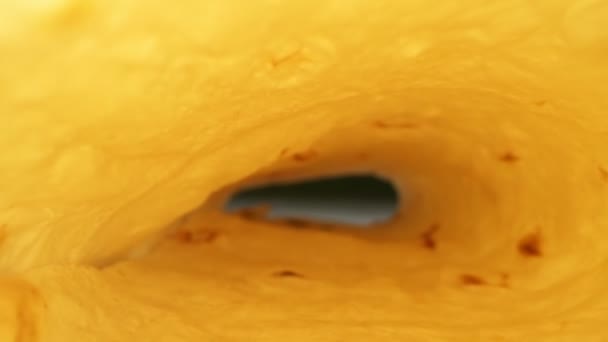 Zicht op de binnenkant van de voorbereide dunne lavash gerold in een rol — Stockvideo