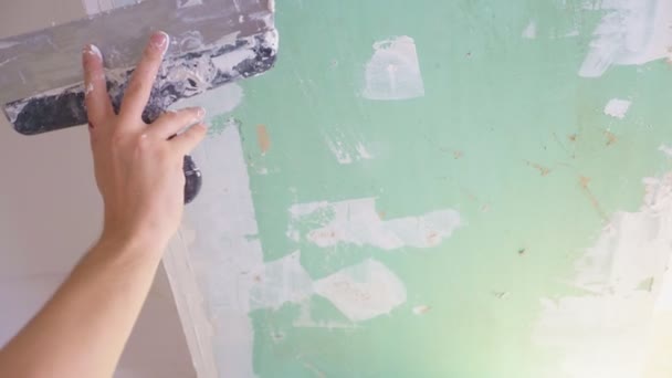 Zblízka, muž nanáší omítku s lopatkou na stěnu — Stock video