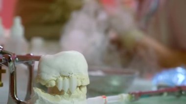 aşırı yakın plan, diş ve diş araçları ile insan çene maketi 