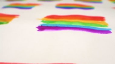  Yakın plan. Kağıt üzerinde suluboya ile boyanmış gökkuşaklarının arkaplanı