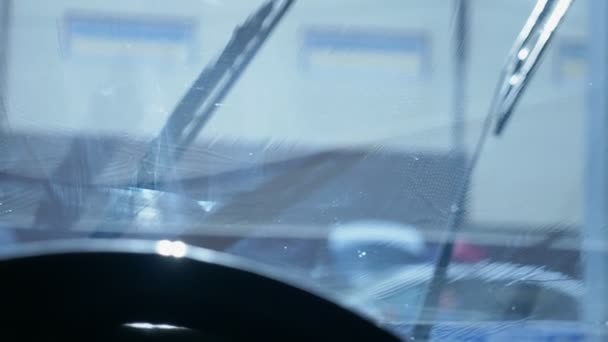 Pohled zevnitř auta. muž myjící auto v myčce aut — Stock video