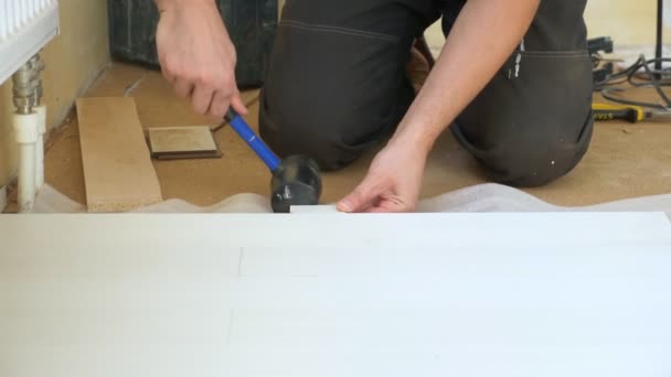 Close-up. mannelijke handen installeren witte laminaat binnen — Stockvideo