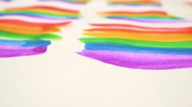  Yakın plan. Kağıt üzerinde suluboya ile boyanmış gökkuşaklarının arkaplanı