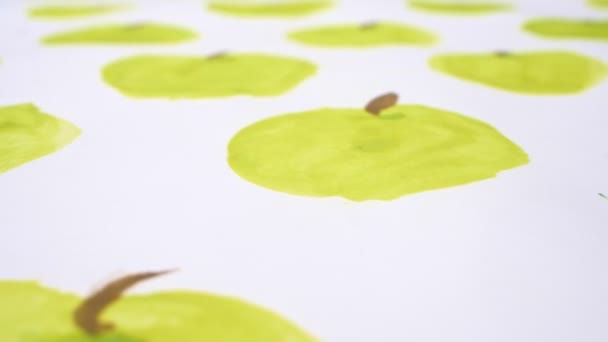 Close-up. achtergrond van appels geschilderd met aquarel op een vel papier — Stockvideo