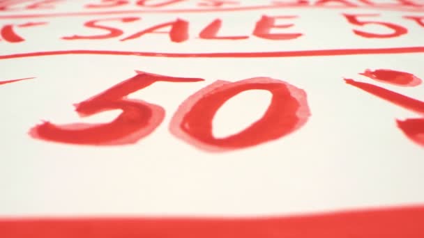 Фон з повторюваним написом п'ятдесят відсотків SALE написаний червоною фарбою — стокове відео