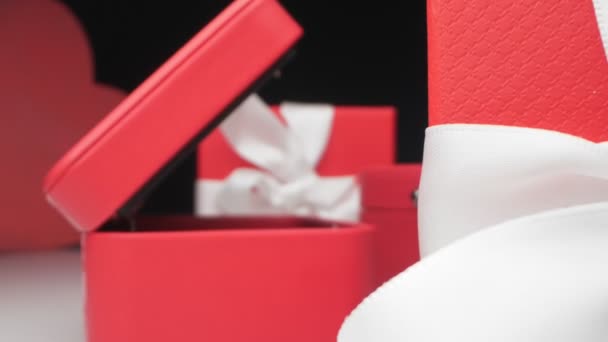 Extrémně detailní, detailní. červené šperky dárkové krabice s bílou stuhou — Stock video