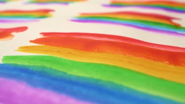 Close-up. fundo de arco-íris pintado com aquarela em uma folha de papel — Vídeo de Stock
