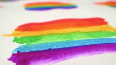  Yakın plan. Kağıt üzerinde suluboya ile boyanmış gökkuşaklarının arkaplanı