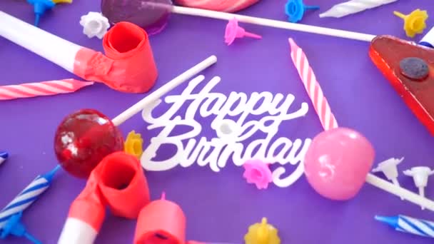 Felicitación de cumpleaños tarjeta de vídeo. inscripción, caramelos, velas de pastel y gorras navideñas. 4k — Vídeos de Stock