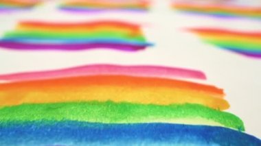  Yakın plan. Kağıt üzerinde suluboya ile boyanmış gökkuşaklarının arkaplanı