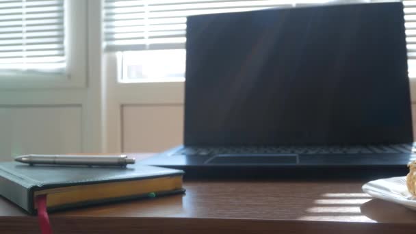 커피와 패스트 푸드용 일회용 컵이 있는 책상. 노트북 컴퓨터를 열고. 아침은 사무실에서 먹고 — 비디오