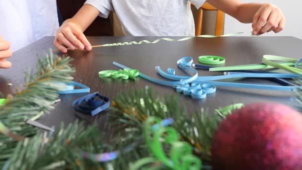 Árvore de Natal papel criativo. Quilling. as mãos de crianças fazem ofícios de colcha do Ano Novo. 4K. espaço de cópia, close-up câmera lenta — Vídeo de Stock