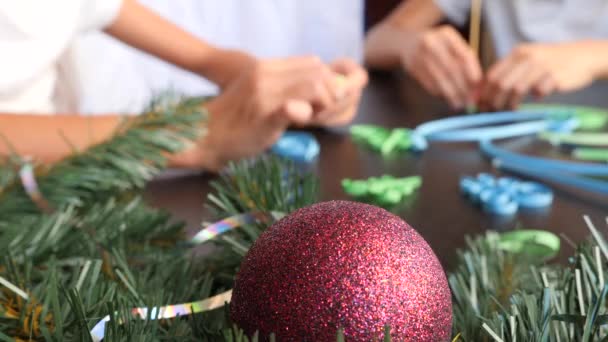 Creatief papier kerstboom. Quilleren. kinderen handen maken quilten ambachten voor het nieuwe jaar. 4k. kopieerruimte, close-up Slow motion — Stockvideo