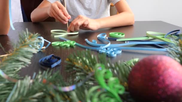 Árvore de Natal papel criativo. Quilling. as mãos de crianças fazem ofícios de colcha do Ano Novo. 4K. espaço de cópia, close-up câmera lenta — Vídeo de Stock