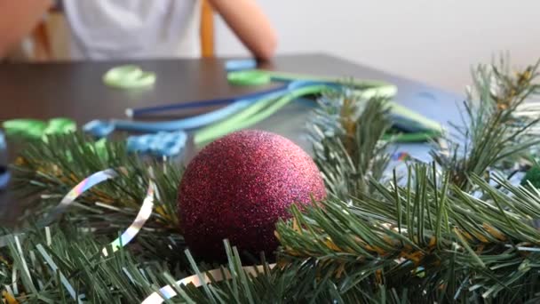 Carta creativa Albero di Natale. Quilling. le mani dei bambini fanno mestieri di trapuntatura per il nuovo anno. 4k. copia spazio, primo piano rallentatore — Video Stock