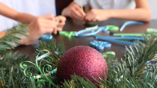 Árvore de Natal papel criativo. Quilling. as mãos de crianças fazem ofícios de colcha do Ano Novo. 4K. espaço de cópia, close-up câmera lenta — Vídeo de Stock