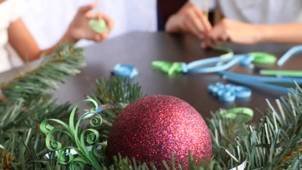 Kreatív papír karácsonyfa. Tollaskodás. Gyerekkezek készítenek paplanokat az új évre. 4k. másolás, közelkép Lassú mozgás — Stock videók