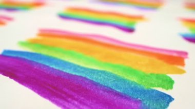  Yakın plan. Kağıt üzerinde suluboya ile boyanmış gökkuşaklarının arkaplanı