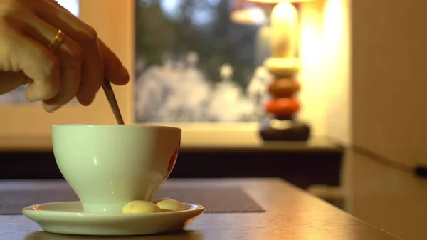 Лампа на подоконнике и кружка горячего кофе — стоковое фото