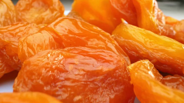 Extrem hautnah, detailliert. frische getrocknete Aprikosen auf einem blauen Teller — Stockfoto