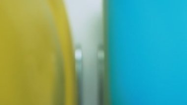 Son derece yakın plan, detaylı. Mutfaktaki kurutma dolabında çok renkli tabaklar var.