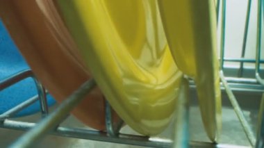 Son derece yakın plan, detaylı. Mutfaktaki kurutma dolabında çok renkli tabaklar var.