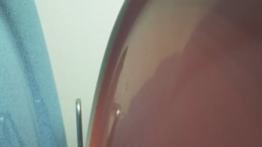Son derece yakın plan, detaylı. Mutfaktaki kurutma dolabında çok renkli tabaklar var.