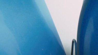 Son derece yakın plan, detaylı. Mutfaktaki kurutma dolabında çok renkli tabaklar var.