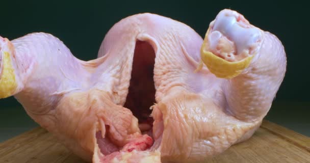Estremamente ravvicinato, dettagliato. vista interna ed esterna della carcassa di pollo crudo — Video Stock