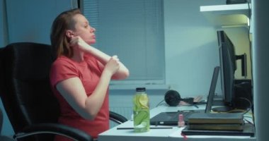 Sağlıklı bir yaşam tarzı. Kadın evinde, masasında otururken ısınıyor. içki şişesine odaklan.