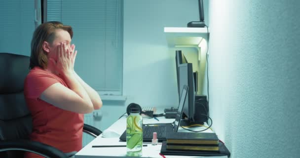 Stile di vita sano. donna facendo warm-up mentre seduto a casa alla sua scrivania — Video Stock