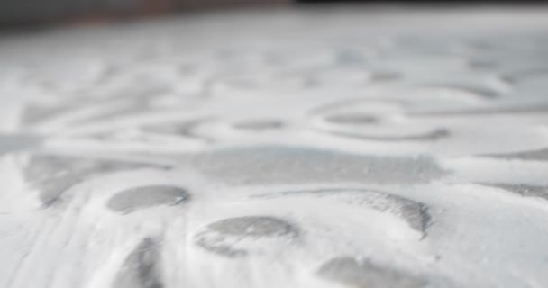 Деталізована екстремальна крупним планом поверхня декоративної штукатурки квітковий білий бірюзовий принт — стокове відео