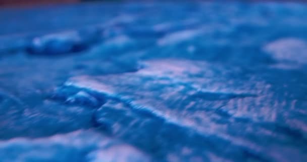 Szczegółowe ekstremalne zbliżenie powierzchni tynku dekoracyjnego fali niebieskiej teksturowanej — Wideo stockowe