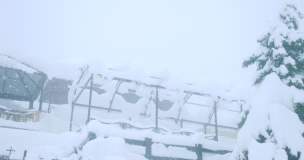 Orthodoxe begraafplaats bedekt met sneeuw in de sneeuw — Stockvideo