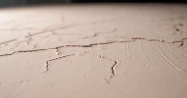 Dekoratif alçı Craquelure 'ın detaylı yakın çekim yüzeyi. bej rengi
