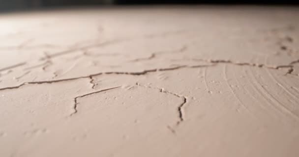 Gedetailleerde extreme close-up oppervlak van decoratieve gips craquelure. beige schaduw — Stockvideo