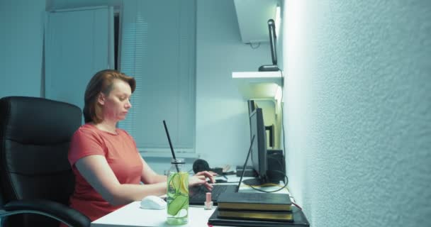 직장에서 노트북으로 일하는 여성, 레몬 과 오이를 이용해 디톡스 물을 마시는 여성 — 비디오