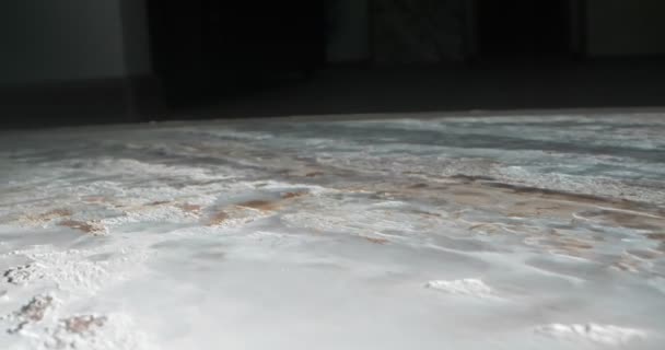 Gedetailleerde extreme close-up oppervlak afgewerkt in beige geweven travertini marmer — Stockvideo