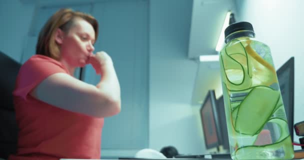 Mujer haciendo gimnasia facial utilizando el ordenador portátil en la oficina en casa — Vídeo de stock